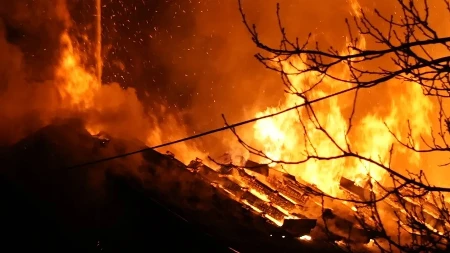 Sedmoro poginulo u stravičnom požaru: U buktinji u porodičnoj kući nastradali roditelji, četvoro dece i baka