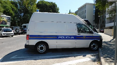 Filmska pljačka ! Maskirani razbojnici opljačkali zlataru, nakit im ispadao tokom bekstva