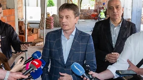 Država ulaže 295 miliona dinara: Gradonačelnik Bakić i ministar Glišić obišli radove u subotičkoj OŠ "Đuro Salaj"