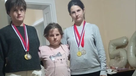 Tri sestrice konačno imaju dom: Srbija pamti badnjake koje su prodavale za majku