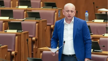 Žestok sukob u Skupštini: Knežević Hutera nazvao „poslanikom kavačkog klana“