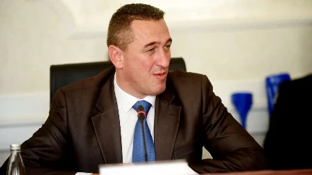 Nema većeg Kurtija od Nenada Rašića: Srpske lekare i direktore hapse po njegovom spisku!
