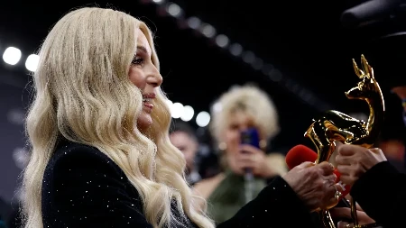 Srećan 80. rođendan! Pop diva zvanično ušla u devetu deceniju, i to sa frajerom koji može unuk da joj bude