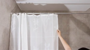 Zavesa na kadi je puna buđi? Ne bacajte je, postoji rešenje koje će je ukloniti za minut