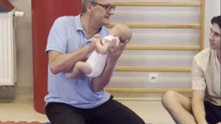 Kad beba neutešno plače, ovo prvo uradite: Poznati fizioterapeut pokazao pokret koji smiruje za nekoliko sekundi