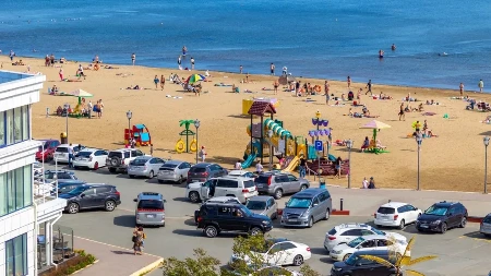 Srbi već okupirali Grčku: Prvi kupači ušli u more, objavljene temperature i cene ležaljki za leto 2026