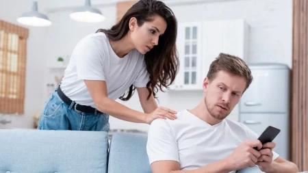 Je l normalno da ovo radi oženjen muškarac od 43 godine?! Žena mislila da je muž vara, ali onda je saznala istinu i zanemela od šoka