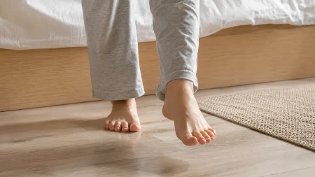 Zašto kažemo „ustao je na levu nogu“? Istina iza ove fraze je mnogo mračnija nego što mislite