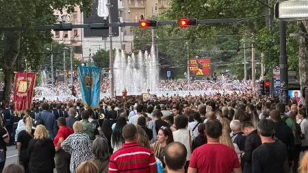 Spasovdanska litija stigla do Slavije! Pojas Presvete Bogorodice prenosi se do Hrama Svetog Save