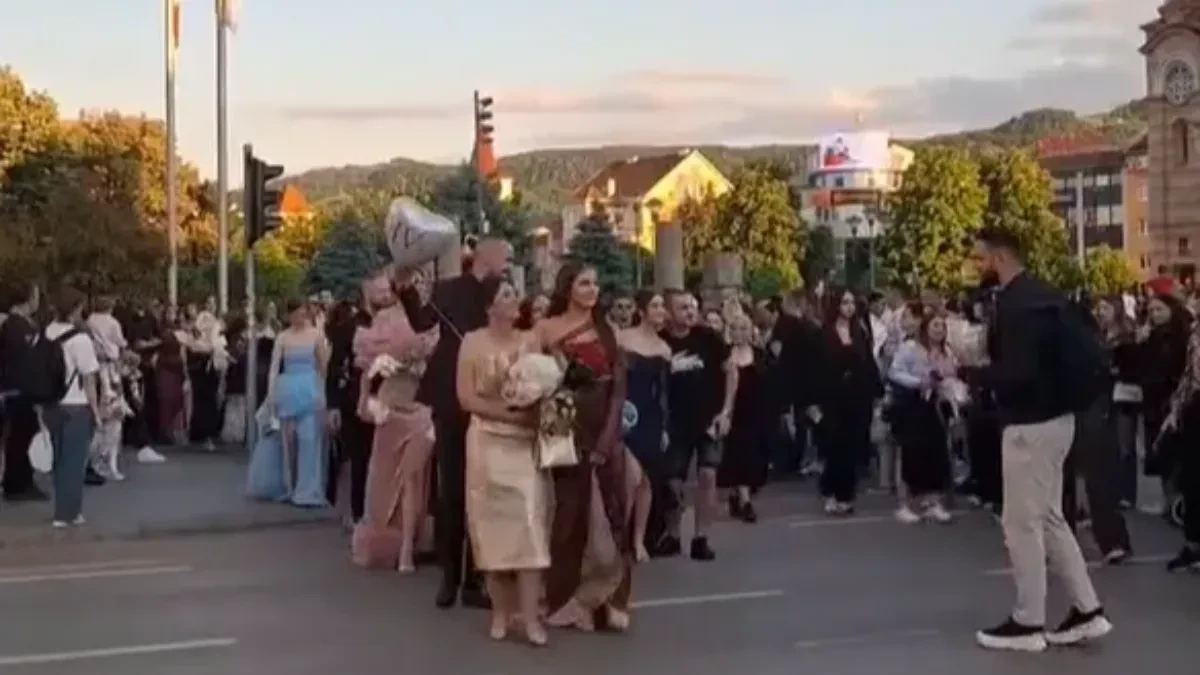 Matursko veče u BiH pretvorilo se u filmsku scenu: Dečko joj prišao pred svima, ono što je usledilo oduševilo okupljene!