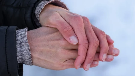 Hladne šake i stopala mogu biti znak upozorenja: Simptomi loše cirkulacije koje ne treba ignorisati