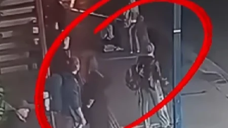 Objavljen dramatičan snimak! Veliko staklo srušilo se među putnike na autobuskoj stanici u Zagrebu (VIDEO) 