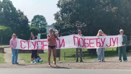 Blokada u gaćama! Čovek skinuo sve osim političkog stava (FOTO)