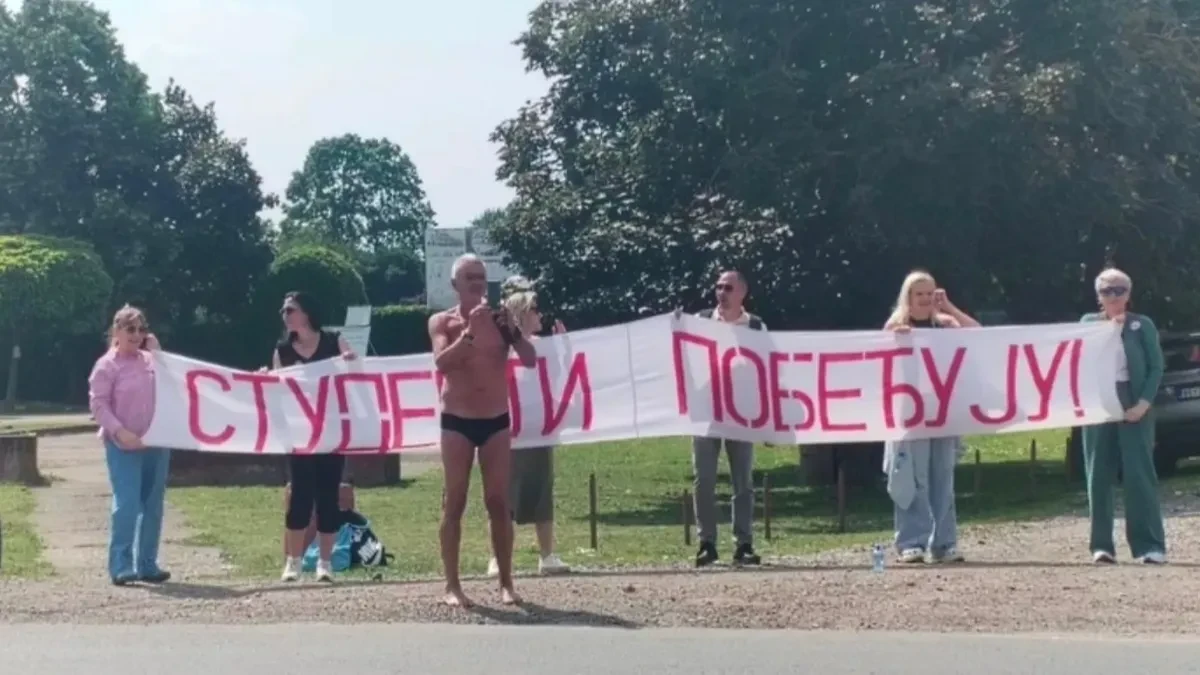 Blokada u gaćama! Čovek skinuo sve osim političkog stava (FOTO)