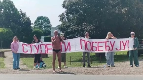 Blokada u gaćama! Čovek skinuo sve osim političkog stava (FOTO)