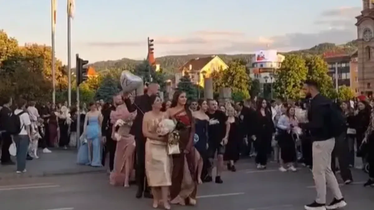 Maturske haljine ponovo zapalile mreže: Odrasli brutalno vređaju tinejdžere zbog izgleda