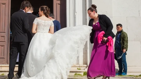 Gosti u šoku gledali šta se dešava pred oltarom: Venčanje sa dinosaurusima postalo viralni hit!
