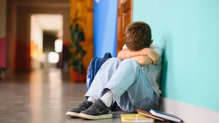Deca su sve brutalnija! Novi snimak vršnjačkog nasilja, na kome se vidi  kako okupljeni posmatraju iživljavanje
