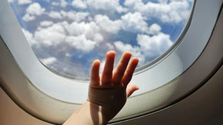Putovanje avionom sa bebom, bez panike: Praktični saveti koji zaista pomažu