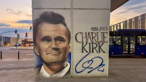 Mural borcu za bolji svet: Čarli Kirk stoji ponosno na ulicama Beograda!