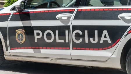 Žestoka saobraćajna nezgoda kod Podorašca: Automobil uništen u sudaru sa kamionom 