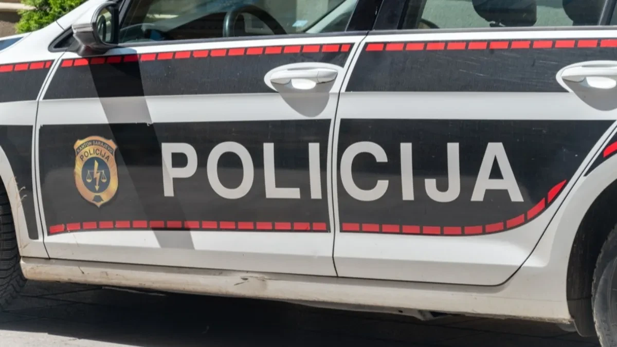 Žestoka saobraćajna nezgoda kod Podorašca: Automobil uništen u sudaru sa kamionom 