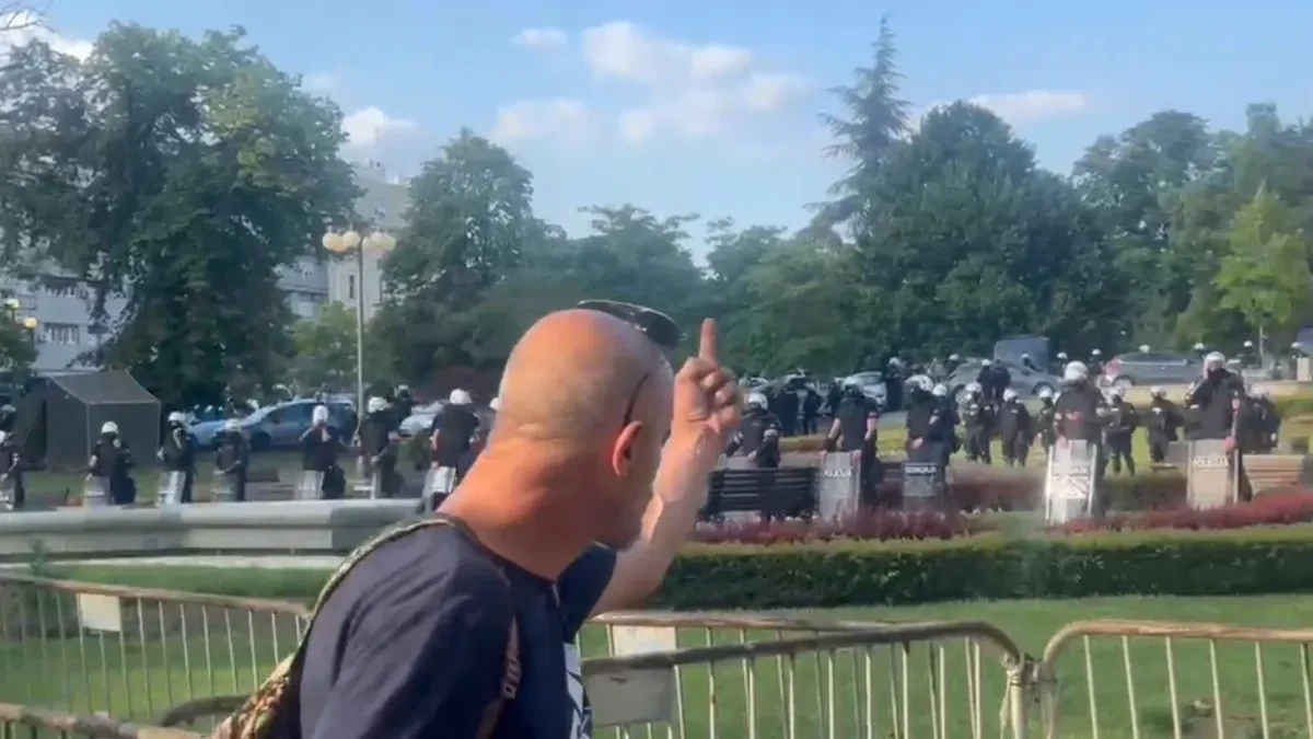 Blokaderi provociraju policiju! Pokazuju srednji prst i vređaju pripadnike MUP-a pred kamerama! (VIDEO)