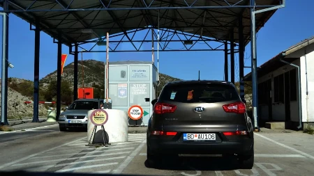 Novopazarac (19) uhapšen u Beranama: Evo šta je granična policija pronašla u specijalno napravljenim bunkerima u automobilu
