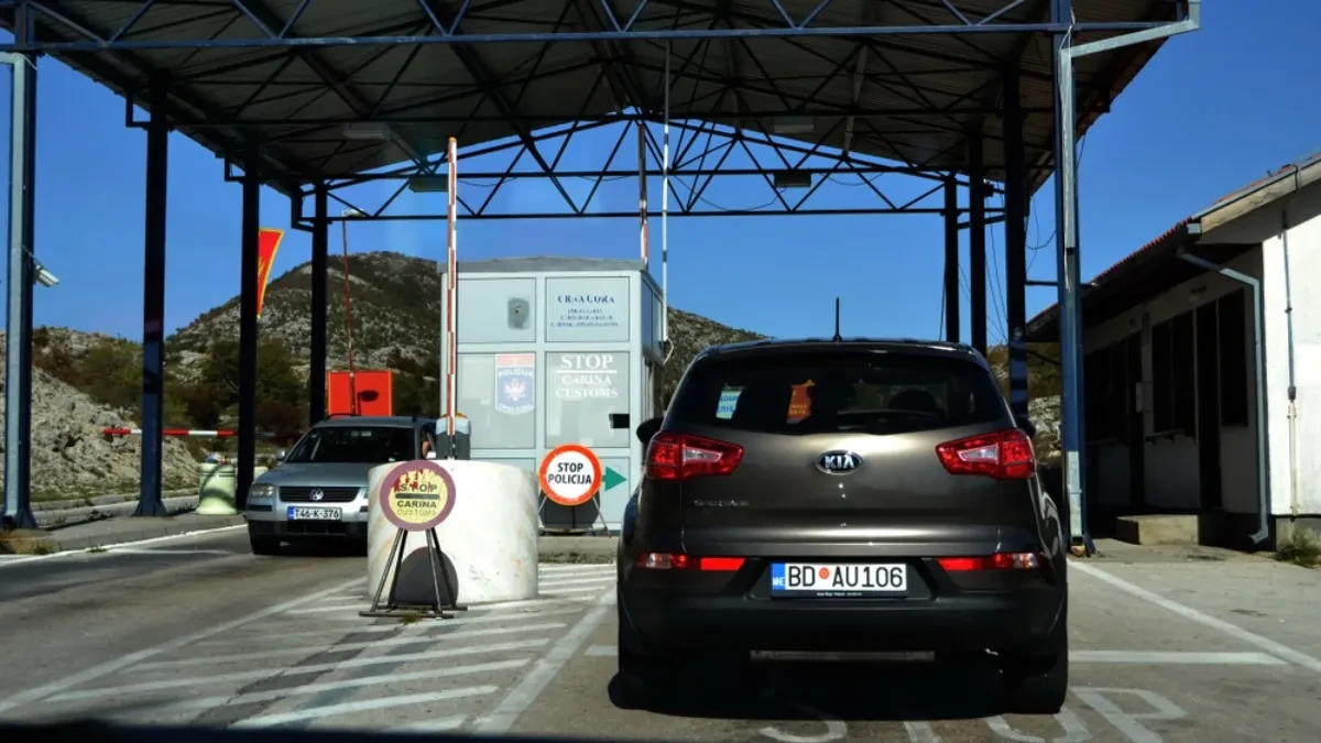 Novopazarac (19) uhapšen u Beranama: Evo šta je granična policija pronašla u specijalno napravljenim bunkerima u automobilu