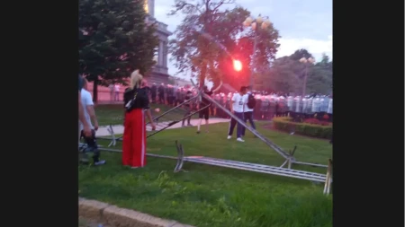 Blokaderi kamenicama i flašama napali policiju kod Pionirskog parka! (VIDEO)