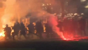 Blokaderi brutalno napali policiju! Bacaju baklje i topovske udare, jezivo divljanje u Beogradu!