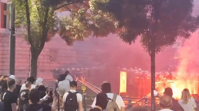 Blokaderska banda pravi haos po Beogradu! Novi napad na policiju, lete flaše i kamenice