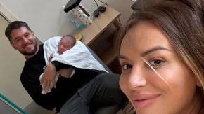 Prva fotka našeg pevača sa sinom: Ponosni tata drži prvenca u naručju, partnerka ne krije emocije! (FOTO)