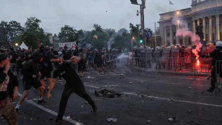 Blokaderi pretvorili centar Beograda u ratnu zonu! Napadi na policiju, kamenice, baklje i haos na ulicama (VIDEO)