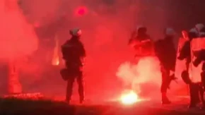 “Svi će biti identifikovani i procesuirani!” VJT se hitno oglasilo posle brutalnog napada na policiju u centru Beograda