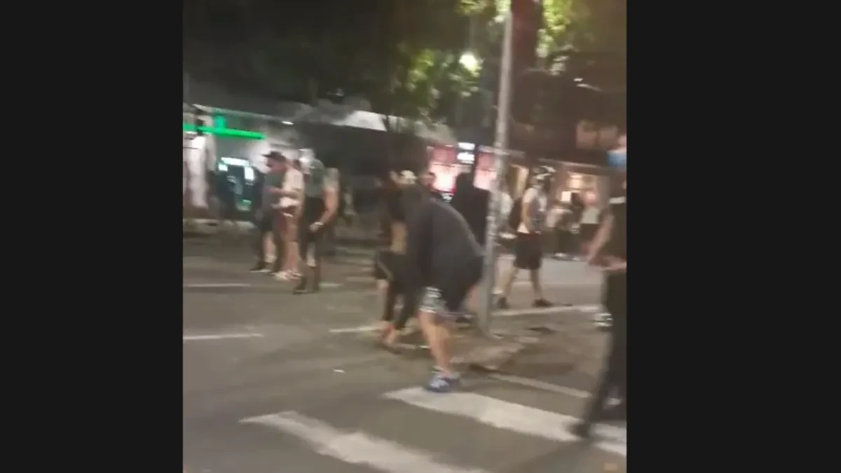 Blokaderi gađaju policiju kamenjem i lome ulicu! Haos u centru Beograda, divljanje ne prestaje