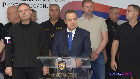 Ima povređenih policajaca, blokaderi skidali šahte da ih gađaju! Obratio se ministar policije
