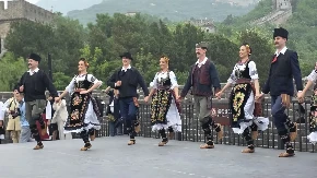 Kakva lepota i ponos! Nacionalni ansambl Kolo nastupa na Kineskom zidu (FOTO/VIDEO)