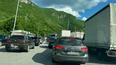 Kolaps na granici sa Crnom Gorom! Kilometarska kolona ne mrda satima (FOTO)