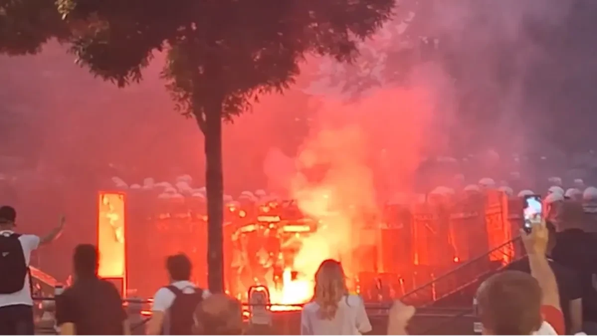 Nezapamćeno divljaštvo i napad na policiju! Žena vitla šipkom i obara kontejnere (VIDEO) 