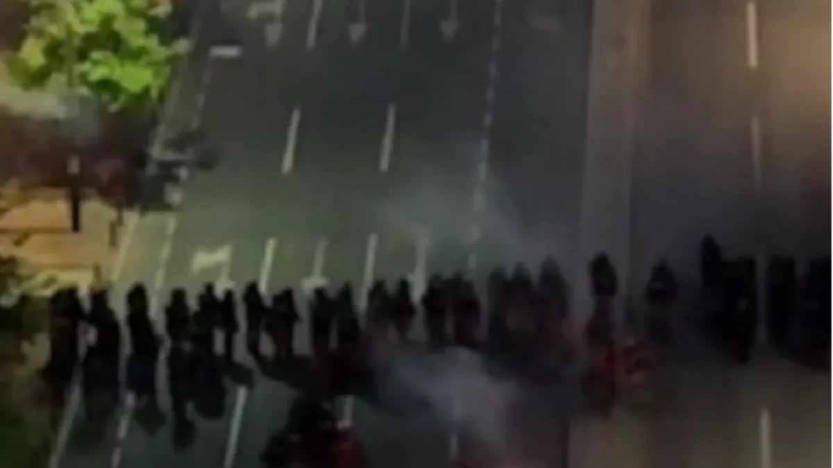 Snimak koji je zapalio Srbiju! Gledajte kako blokaderi divljački napadaju policijske kordone 