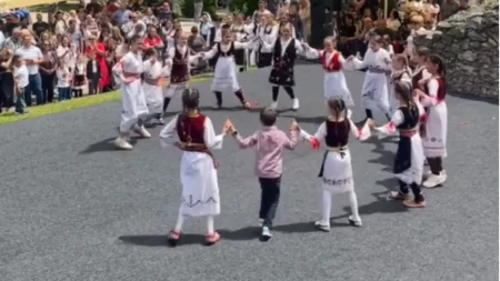 Scena iz Prizrena dira u srce svakog Srbina: Pogledajte kako mališani čuvaju tradiciju