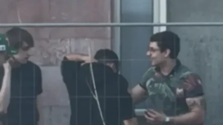 Sramotno ponašanje jednog od vođa blokadera! Urinira po Narodnoj biblioteci, pa daje intervju za N1!
