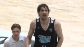 Šta su mu uradili? Bobi izgubio živce, krenuo u totalni obračun sa navijačima (VIDEO)