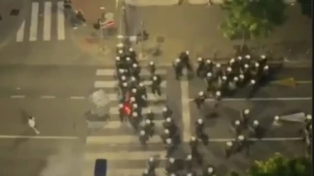 Saučesnci u napadu na policiju! Parlamentarna stranka ZLF u direktnom prenosu podržala divljanje (VIDEO)