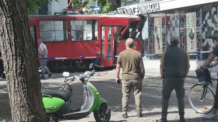 Tramvaj iskočio iz šina na Dorćolu i udario u zgradu! Ima povređenih (FOTO/VIDEO)