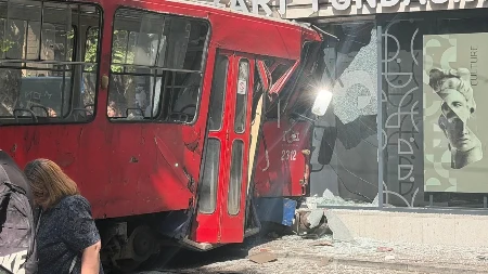 "Čula sam jak udarac, prasak i jaukanje!" Nove informacije i slike teške nezgode na Dorćolu, tramvaj se zakucao u zgradu (FOTO)