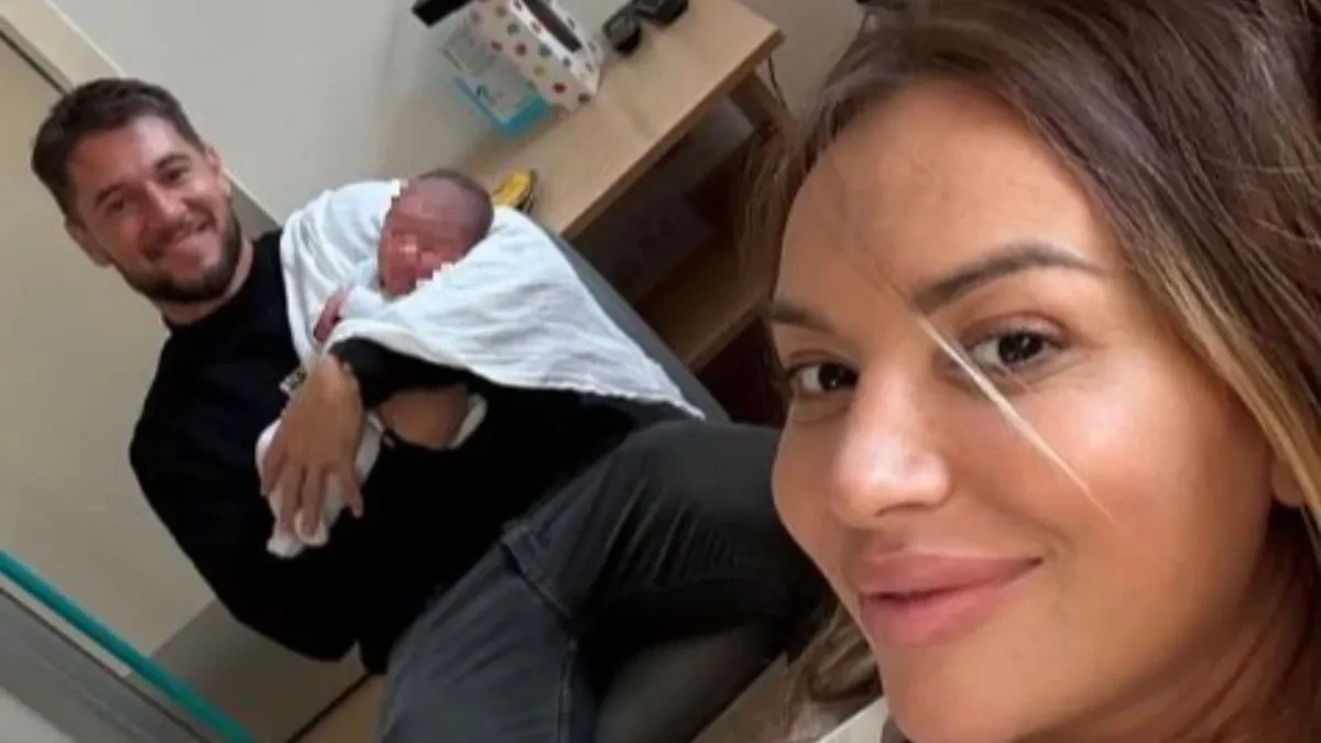 Joca Stefanović stigao po suprugu i sina u porodilište
