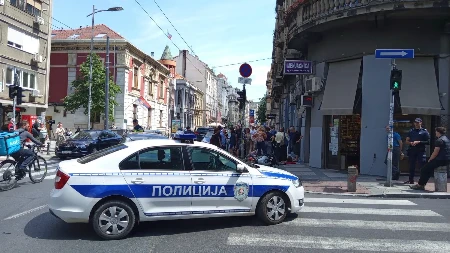 Užasna nesreća u centru Beograda: Automobil oborio dva motora - povređeni ljudi leže po ulici! (VIDEO)