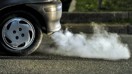 Ova stvar ukazuje na ozbiljan kvar automobila: Gust dim iz auspuha ni malo nije bezazlen